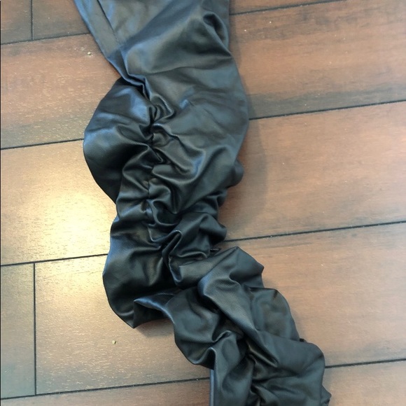 PrettyLittleThing ruffled pants - Picture 2 of 2